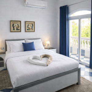 Superior BLUE room - 1 Queen bed - balcony - Pool view