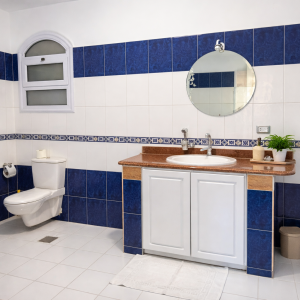 Superior BLUE room - Round bathtub -1 Queen bed - balcony - Pool view